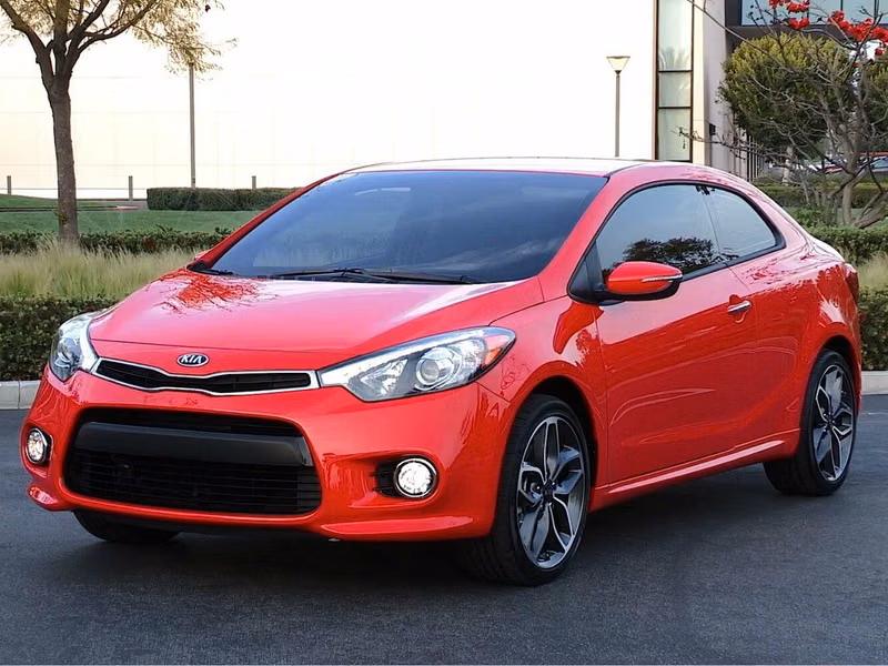 Kia Forte ثانياً، كوبيه — منظر أمامي أيمن