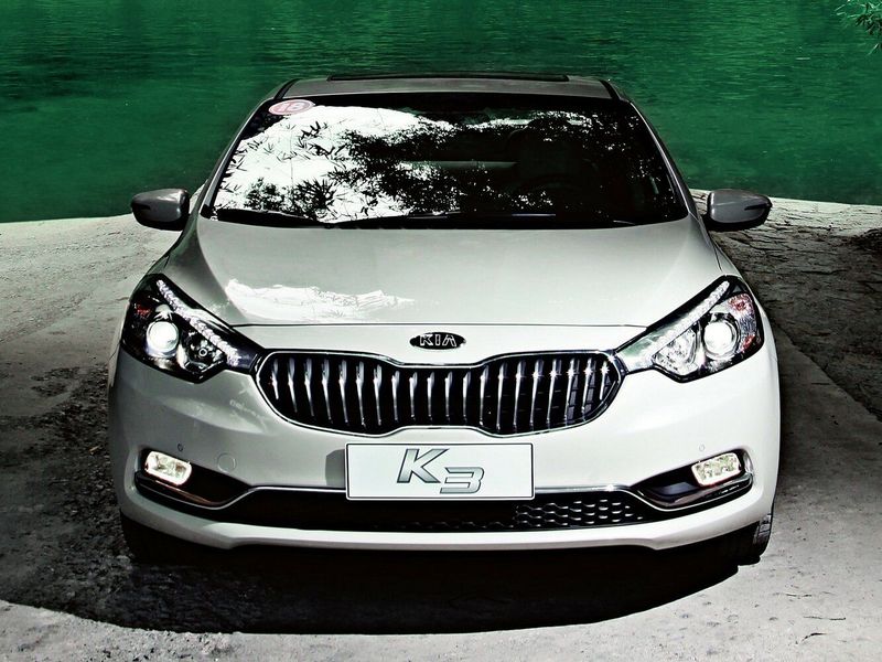 Kia K3 I، سيدان — منظر أمامي