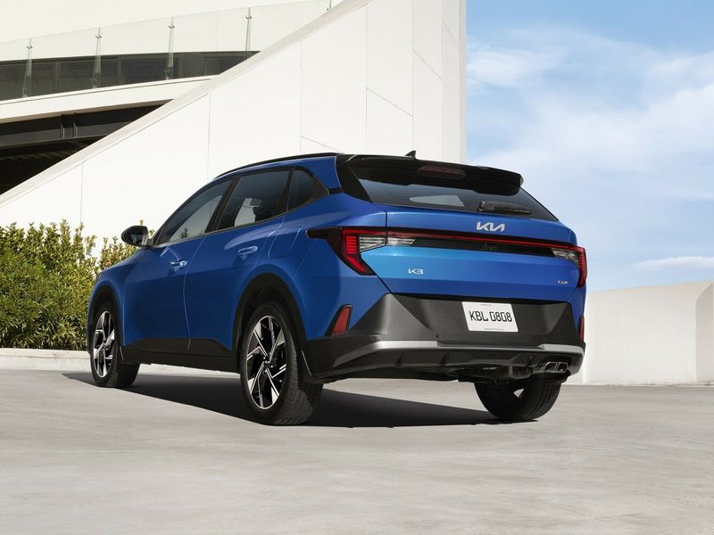 Kia K3 III (BL7)، هاتشباك 5 أبواب — منظر خلفي بزاوية ثلاثة أرباع