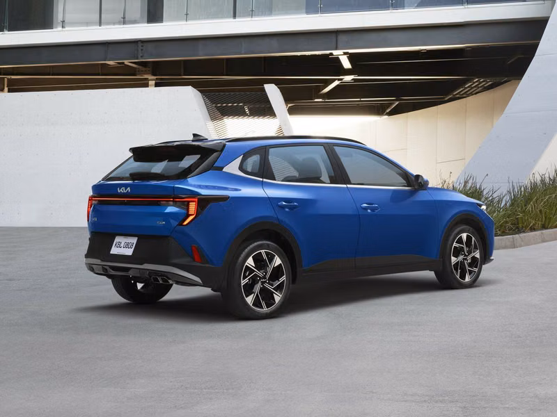 Kia K3 III (BL7)، هاتشباك 5 أبواب — منظر خلفي بزاوية ثلاثة أرباع