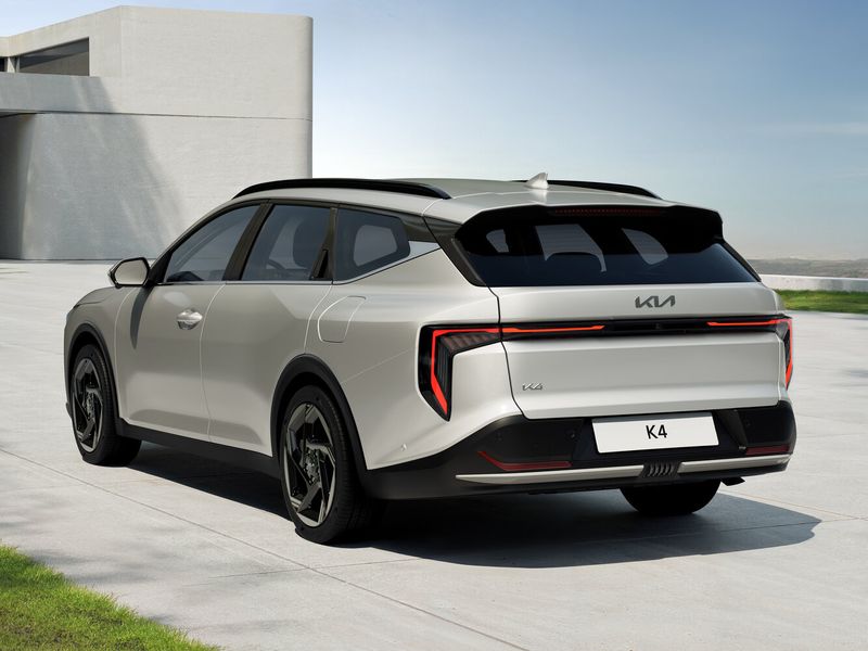 Kia K4، واجون 5 أبواب Sportswagon — منظر خلفي بزاوية ثلاثة أرباع