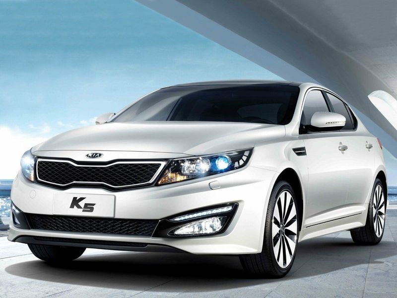 Kia K5 I، سيدان — منظر أمامي أيمن