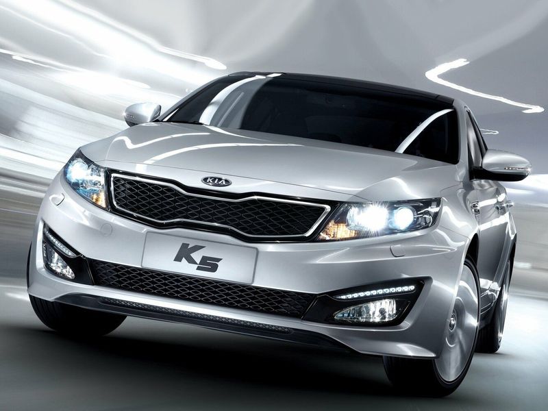 Kia K5 I، سيدان — منظر أمامي بزاوية ثلاثة أرباع