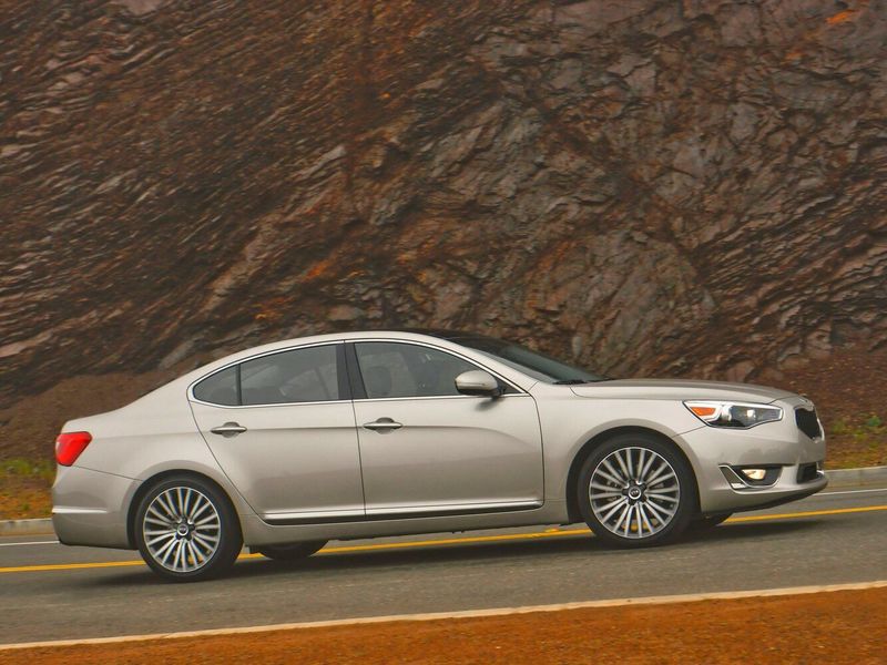Kia K7 عملية فيس ليفت VG (I)، سيدان — منظر أمامي أيمن