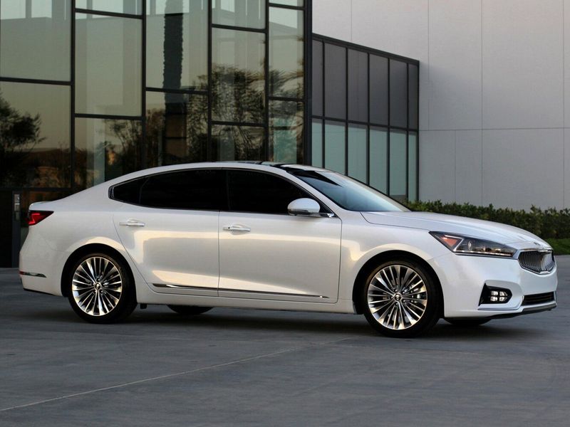 Kia K7 YG (II)، سيدان — منظر أمامي أيمن