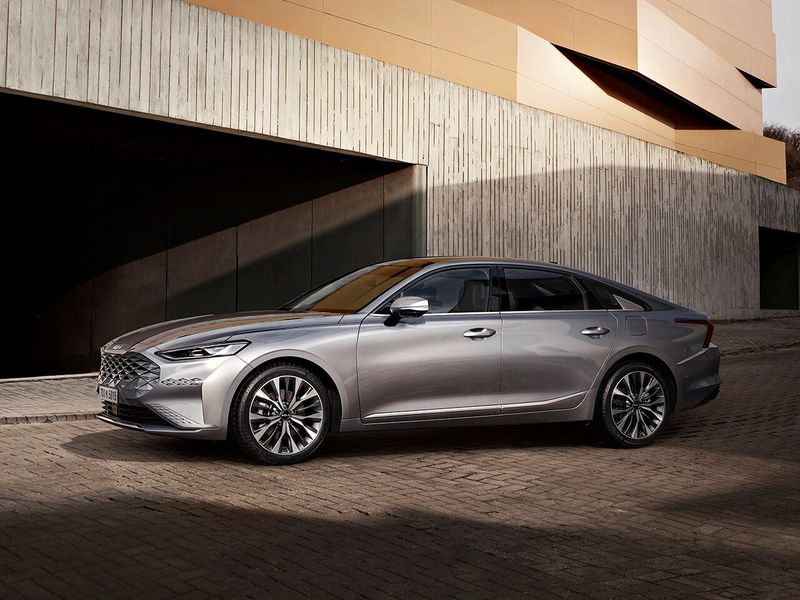 Kia K8 I، سيدان — منظر أمامي بزاوية ثلاثة أرباع