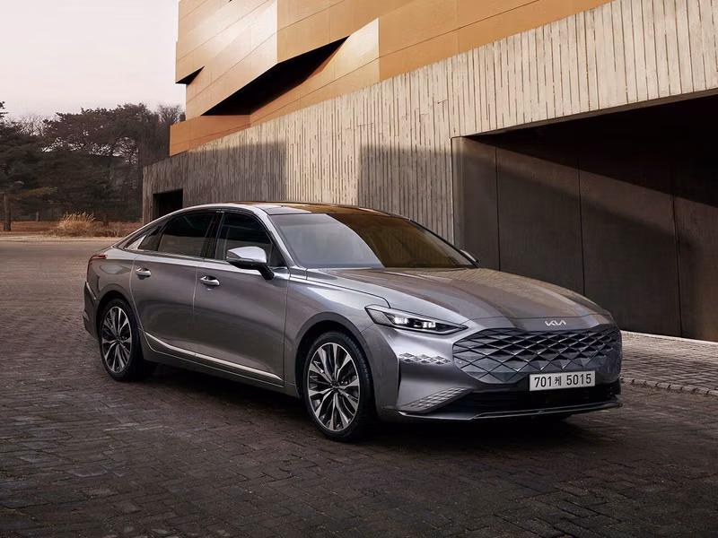 Kia K8 I، سيدان — منظر أمامي بزاوية ثلاثة أرباع