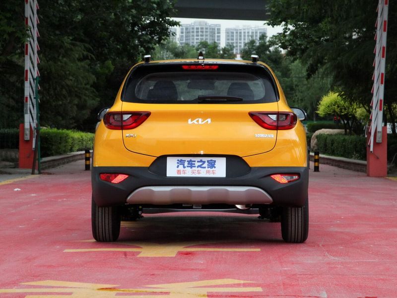 Kia KX1، دفع رباعي 5 أبواب — منظر خلفي