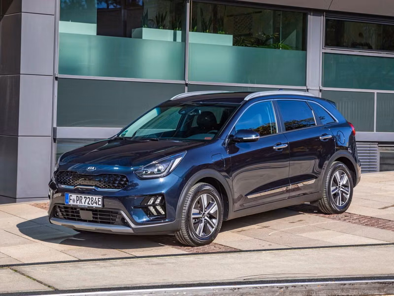 Kia Niro I Рестайлинг, Внедорожник 5 дв. — вид спереди в три четверти