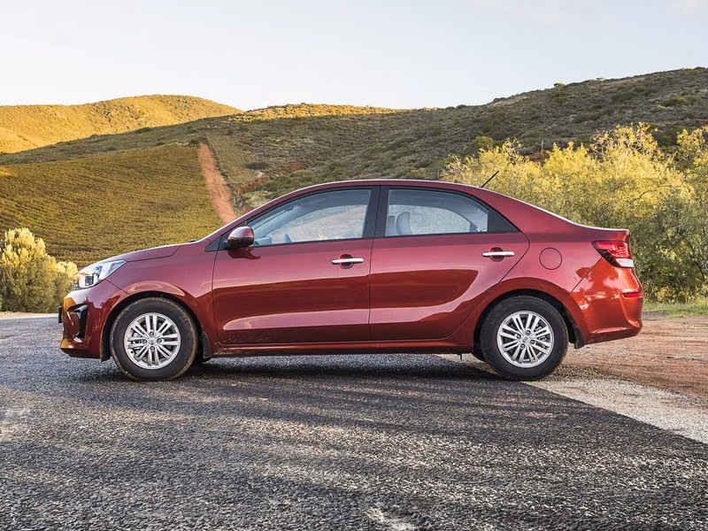 Kia Pegas، سيدان — منظر من الجانب الأيسر