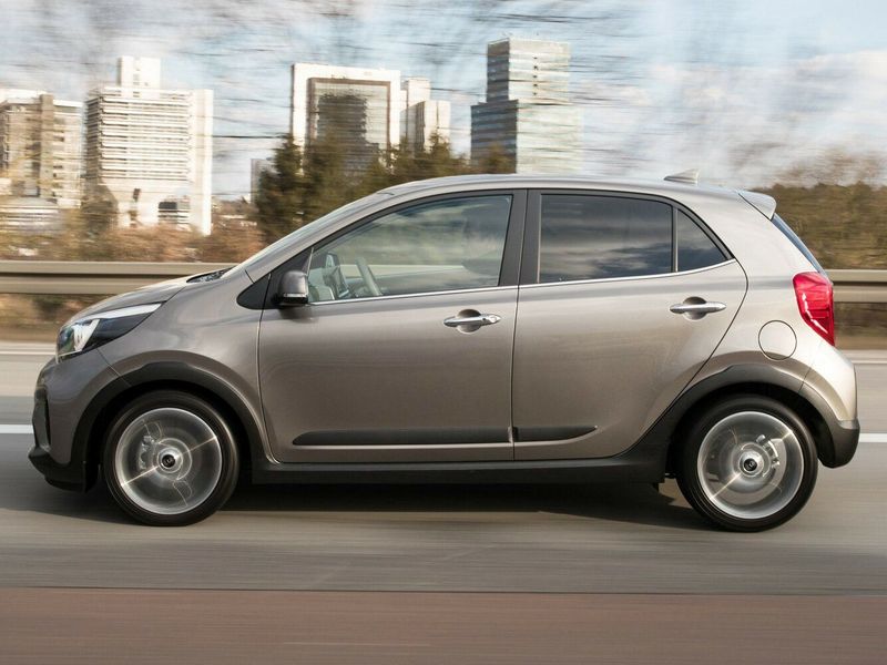 Kia Picanto ثالثاً، هاتشباك 5 أبواب X-line — منظر من الجانب الأيسر