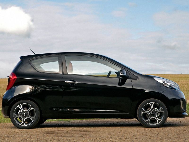 Kia Picanto ثانياً، هاتشباك 3 أبواب — منظر من الجانب الأيسر