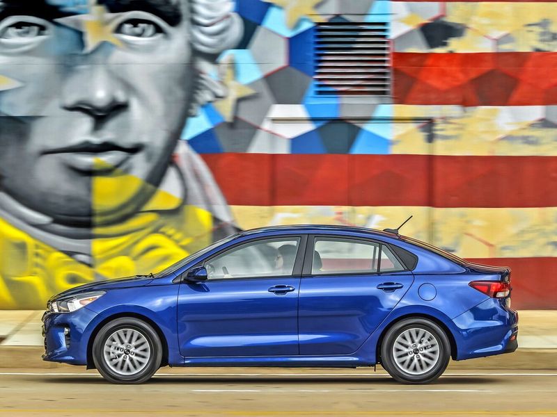 Kia Rio IV (السوق العالمية)، سيدان — منظر من الجانب الأيسر