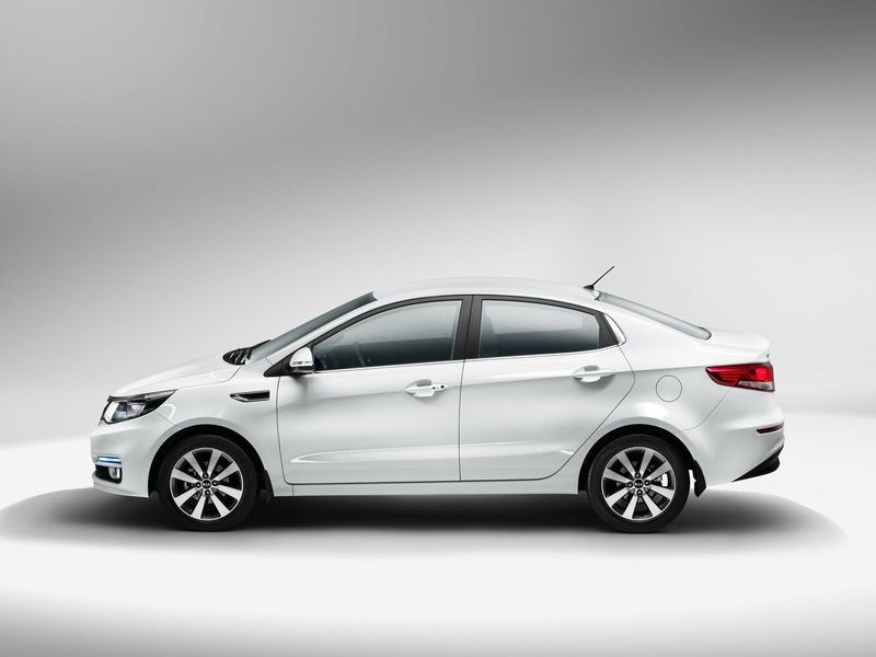 Kia Rio ثالثاً فيس ليفت، سيدان — منظر من الجانب الأيسر