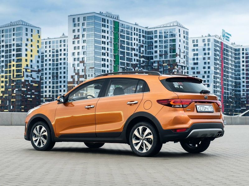 Kia Rio رابعاً، هاتشباك 5 أبواب X-Line — منظر خلفي أيمن