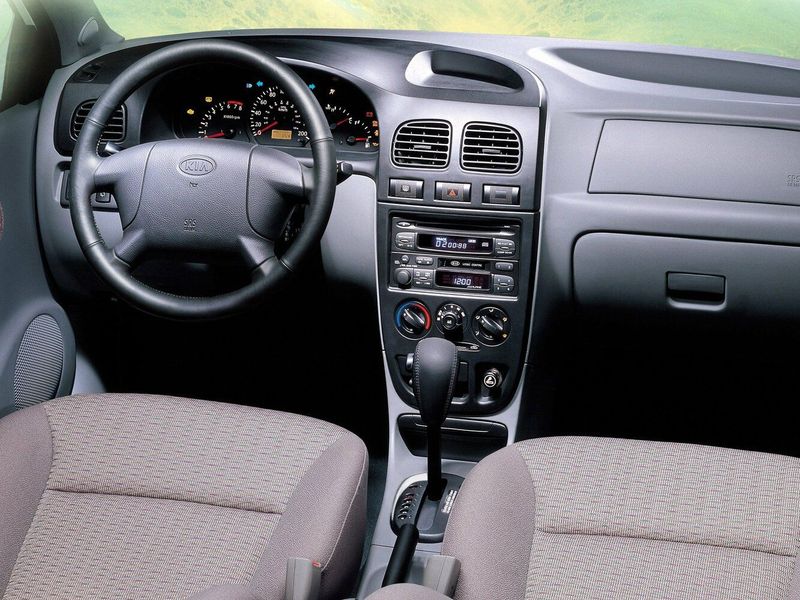 Kia Rio I, Универсал 5 дв. — передняя панель