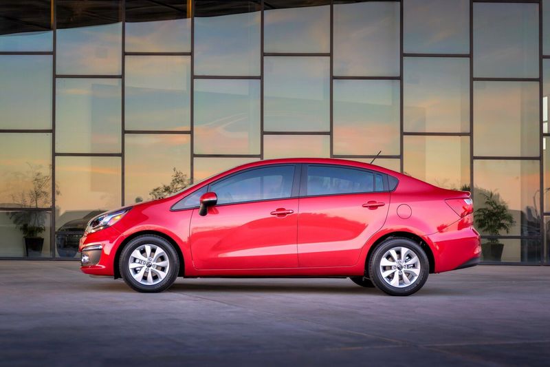 Kia Rio ثالثاً فيس ليفت، سيدان Global — منظر من الجانب الأيسر