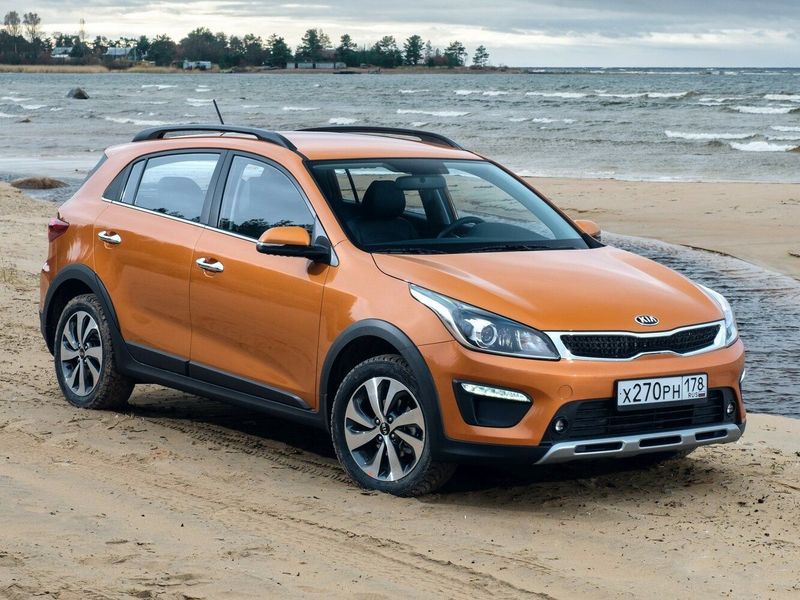 Kia Rio رابعاً، هاتشباك 5 أبواب X-Line — منظر أمامي أيمن