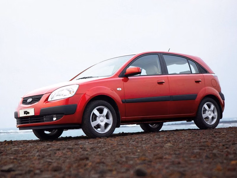 Kia Rio ثانياً، هاتشباك 5 أبواب — منظر أمامي أيمن