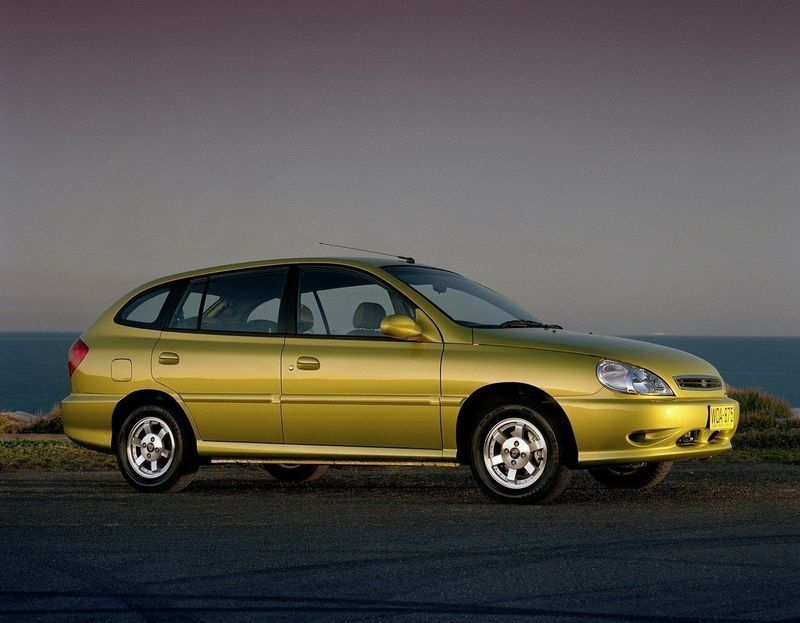 Kia Rio I, Универсал 5 дв. — вид спереди справа