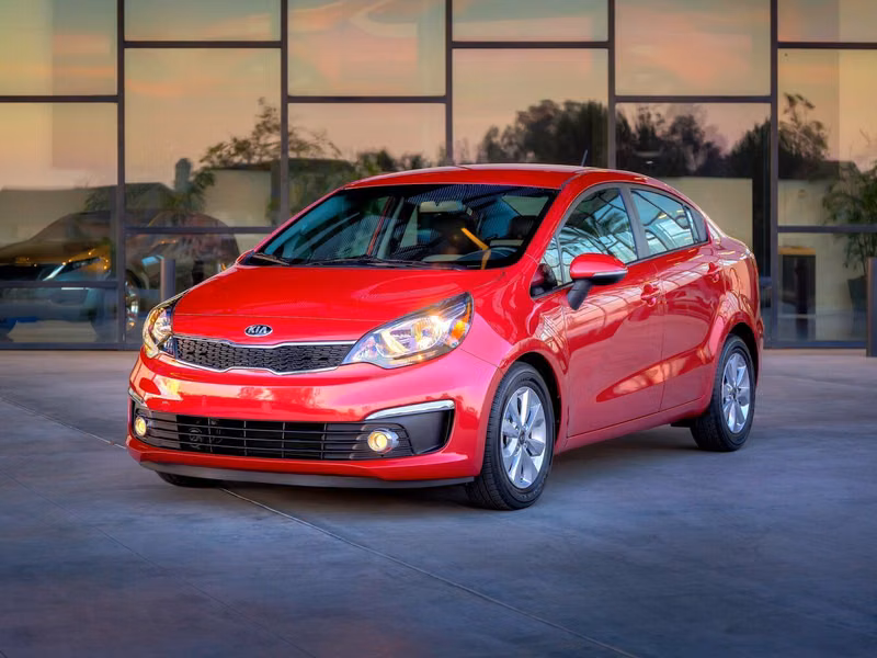 Kia Rio ثالثاً فيس ليفت، سيدان Global — منظر أمامي أيمن