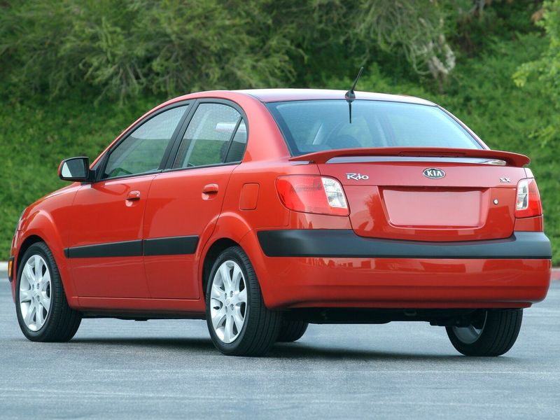 Kia Rio ثانياً، سيدان — منظر خلفي أيسر