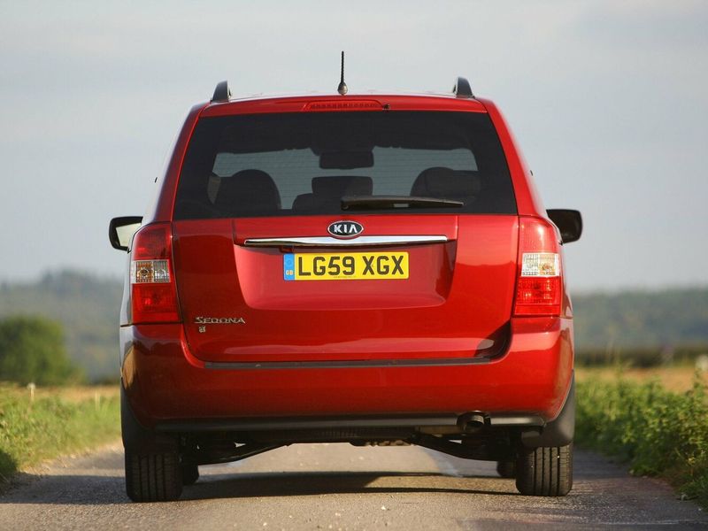 Kia Sedona ثانياً، ميني فان SWB — منظر خلفي
