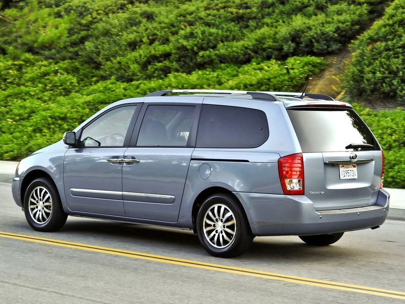 Kia Sedona فيس ليفت الثاني، ميني فان SWB — منظر خلفي أيمن
