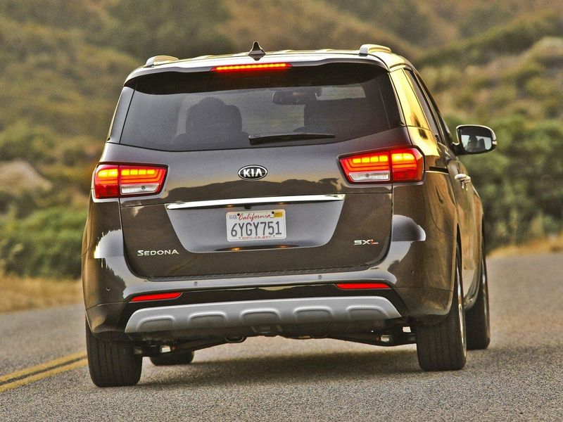 Kia Sedona ثالثاً، ميني فان — منظر خلفي