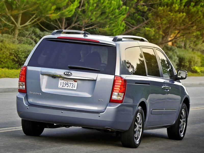 Kia Sedona فيس ليفت الثاني، ميني فان SWB — منظر خلفي أيمن
