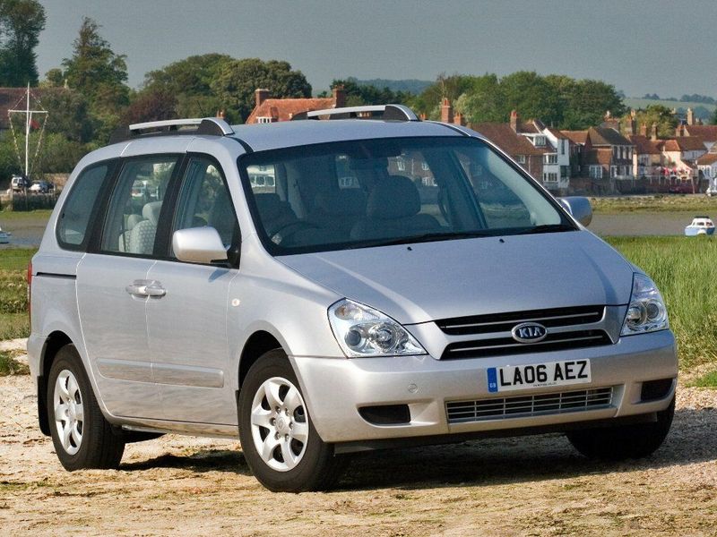 Kia Sedona ثانياً، ميني فان SWB — منظر أمامي أيسر