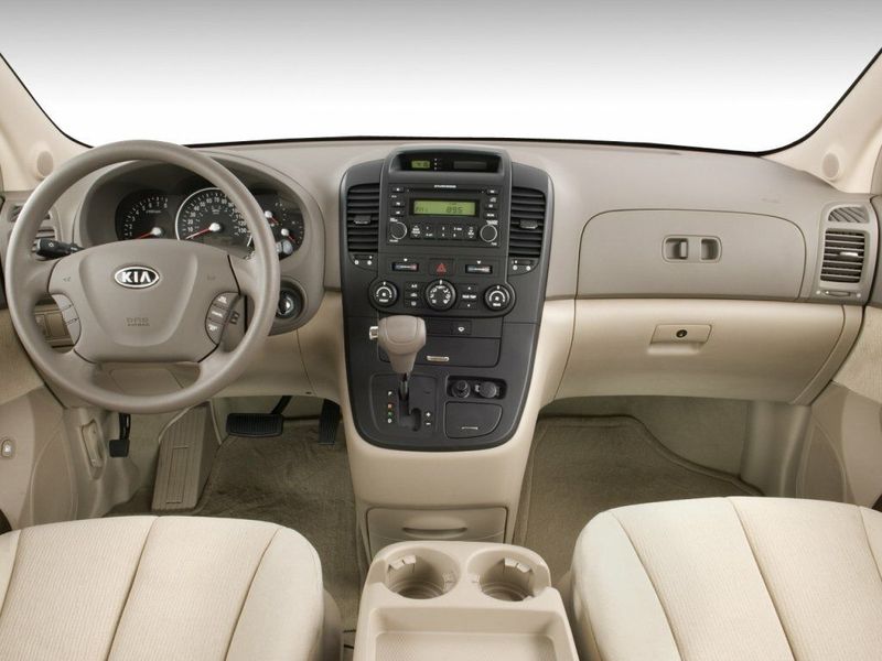 Kia Sedona ثانياً، ميني فان LWB — لوحة القيادة