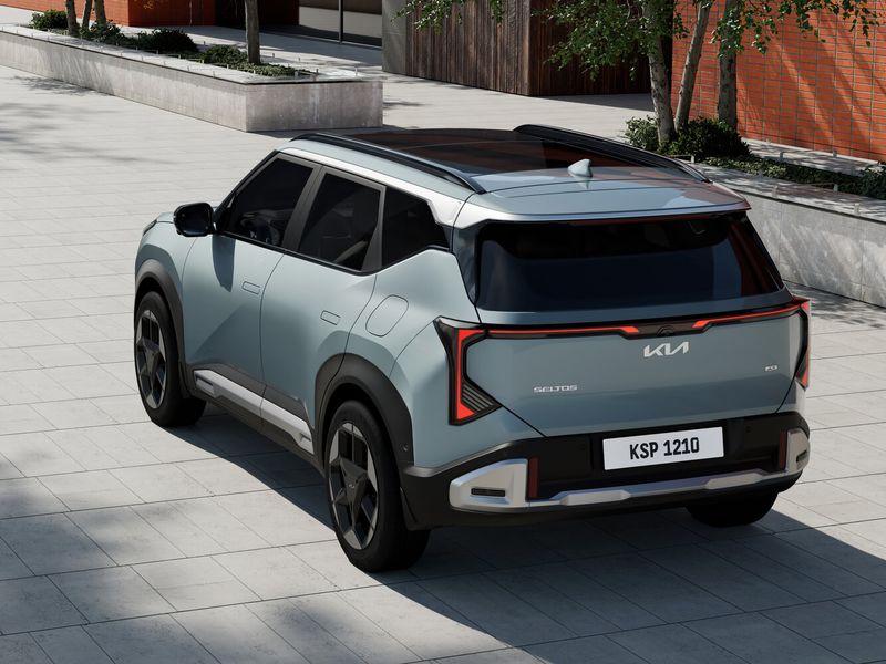 Kia Seltos II، دفع رباعي 5 أبواب — منظر خلفي بزاوية ثلاثة أرباع