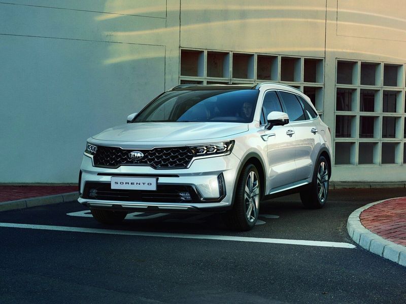 Kia Sorento IV, Внедорожник 5 дв. — вид спереди справа
