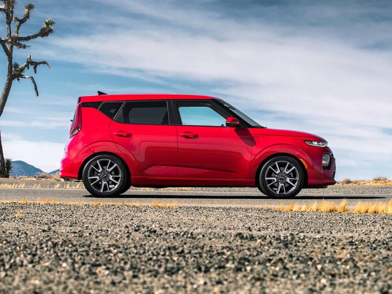 Kia Soul ثالثاً، هاتشباك 5 أبواب — منظر من الجانب الأيمن