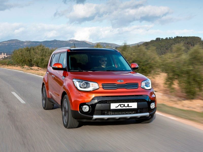 Kia Soul II Рестайлинг, Хэтчбек 5 дв. — вид спереди справа