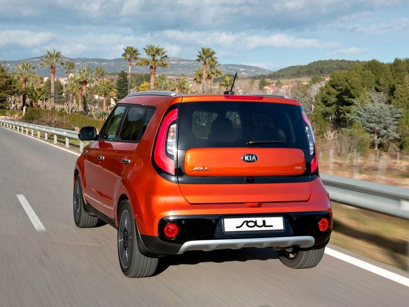 Kia Soul II Рестайлинг, Хэтчбек 5 дв. — вид сзади слева