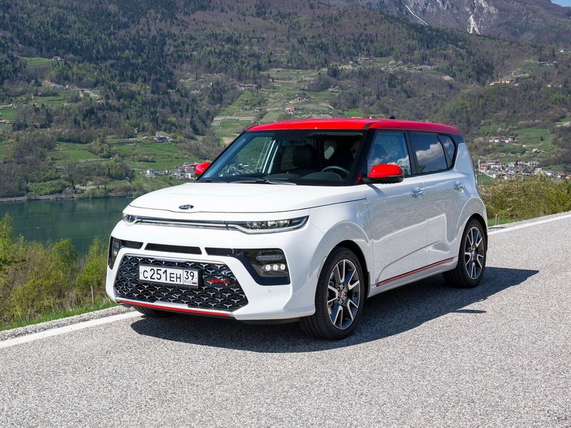 Kia Soul ثالثاً، هاتشباك 5 أبواب — منظر أمامي أيمن