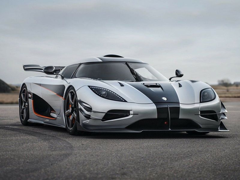 Koenigsegg One:1، كوبيه — منظر أمامي أيمن