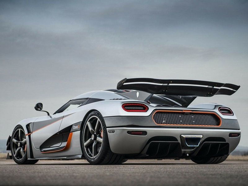 Koenigsegg One:1، كوبيه — منظر خلفي بزاوية ثلاثة أرباع