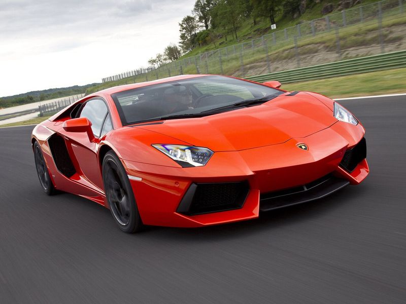 Lamborghini Aventador I، كوبيه — منظر أمامي أيمن