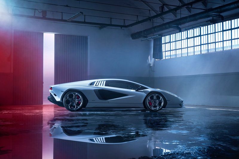Lamborghini Countach LPI 800-4، كوبيه — منظر أمامي بزاوية ثلاثة أرباع