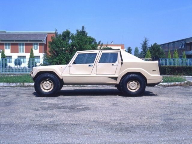 Lamborghini LM001، بيك أب بكابينة مزدوجة — منظر من الجانب الأيسر