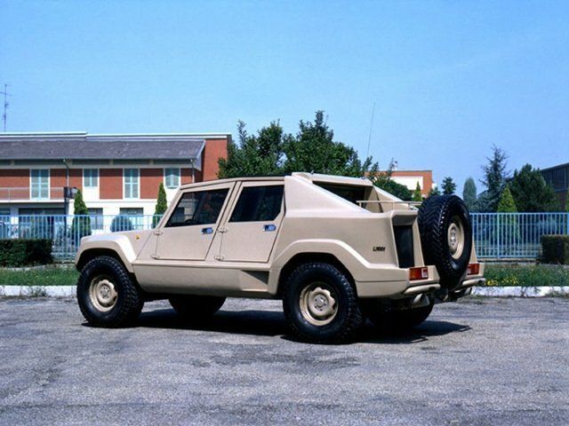 Lamborghini LM001، بيك أب بكابينة مزدوجة — منظر خلفي أيمن