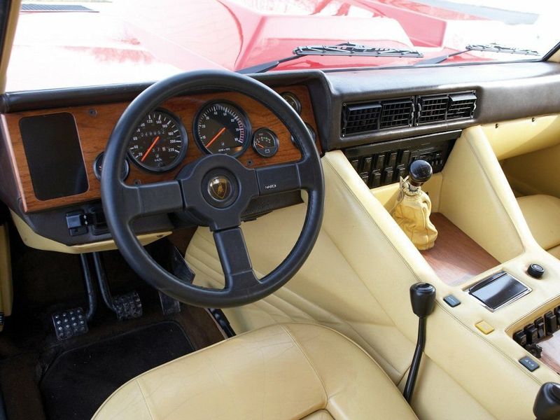 Lamborghini LM002، بيك أب بكابينة مزدوجة — منطقة السائق