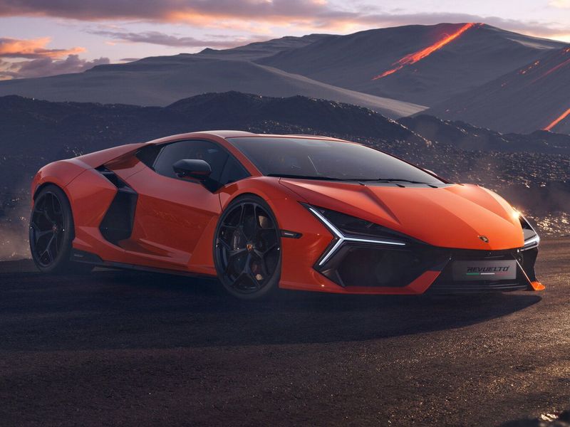 Lamborghini Revuelto، كوبيه — منظر أمامي بزاوية ثلاثة أرباع