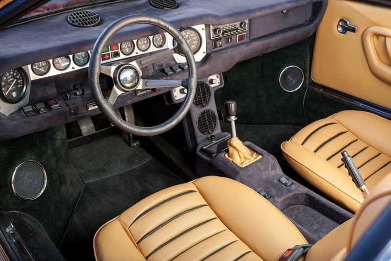 Lamborghini Urraco، كوبيه — منطقة السائق