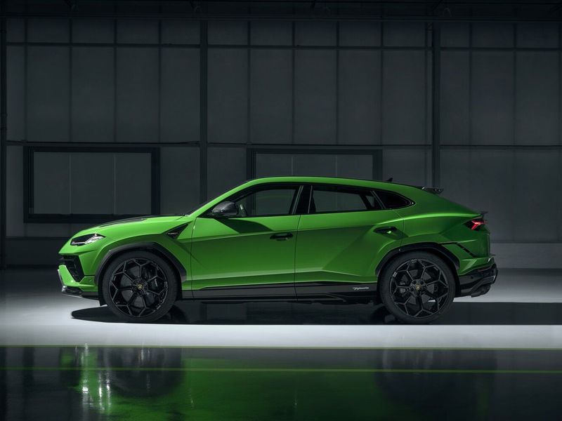 Lamborghini Urus أنا فيس ليفت، دفع رباعي 5 أبواب Performante — منظر من الجانب الأيمن