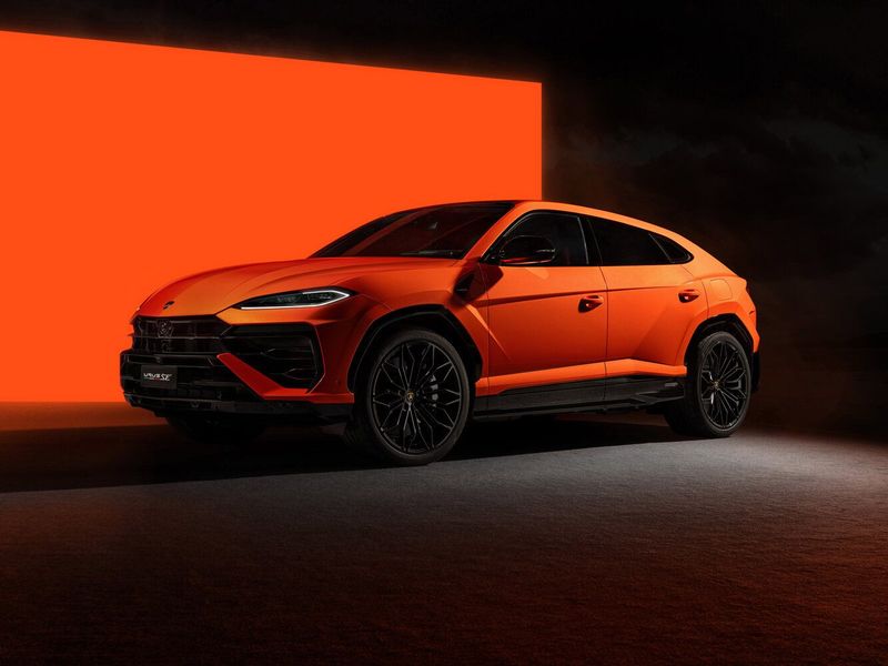 Lamborghini Urus أنا فيس ليفت، دفع رباعي 5 أبواب Se — منظر أمامي بزاوية ثلاثة أرباع