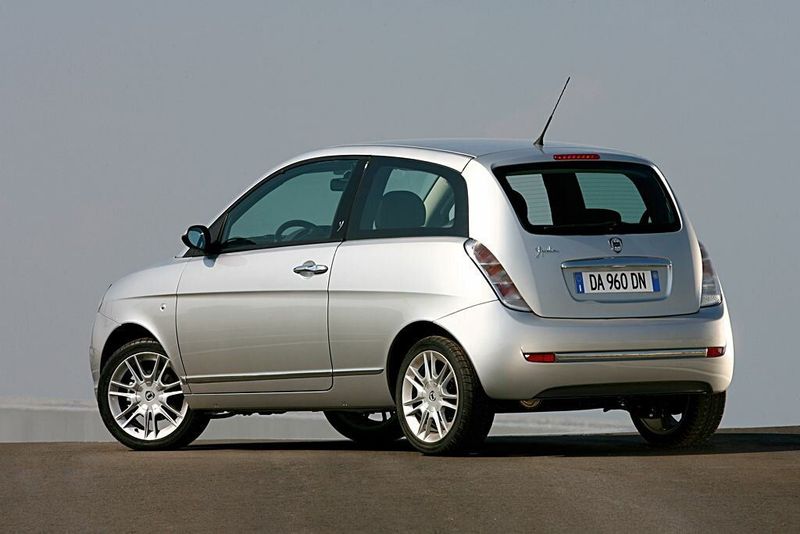 Lancia Ypsilon II (النوع 843) فيس ليفت، هاتشباك 3 أبواب — منظر خلفي أيمن